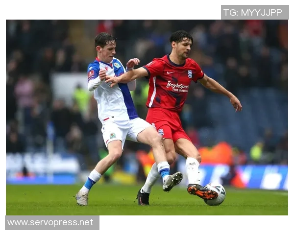 德比队与布莱克本的激烈对决展现英冠赛场的竞争魅力与精彩瞬间